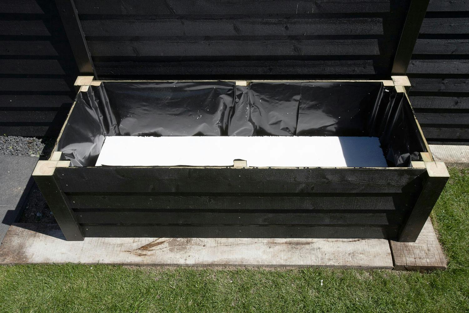 Høybed med faslk bunn Kjøkkenhage med høybed